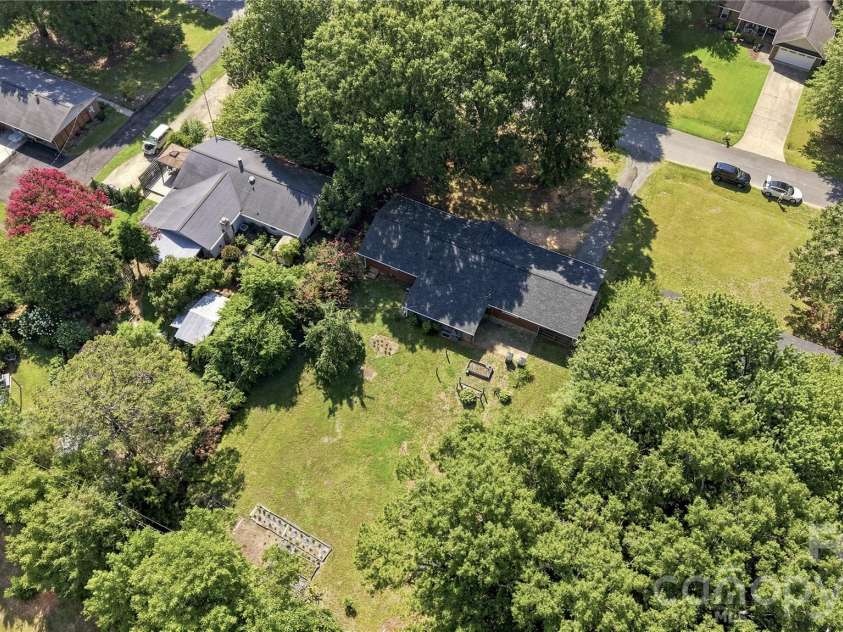 323 Meadowbrook Drive, Matthews, NC 28104.  MLS# CAR4403089, YatesRealty ID 38259. 