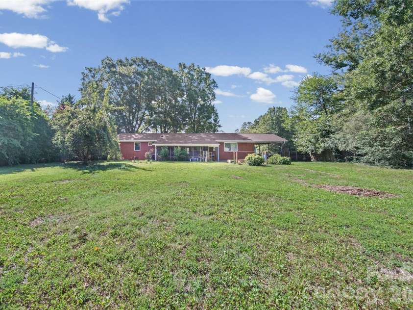 323 Meadowbrook Drive, Matthews, NC 28104.  MLS# CAR4403089, YatesRealty ID 38259. Back Yard
