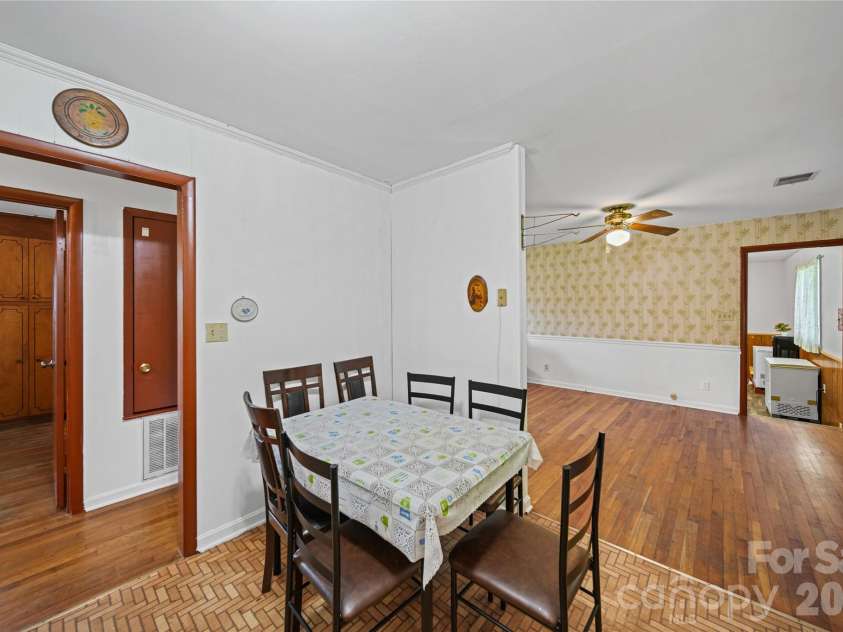 323 Meadowbrook Drive, Matthews, NC 28104.  MLS# CAR4403089, YatesRealty ID 38259. Dinning Area