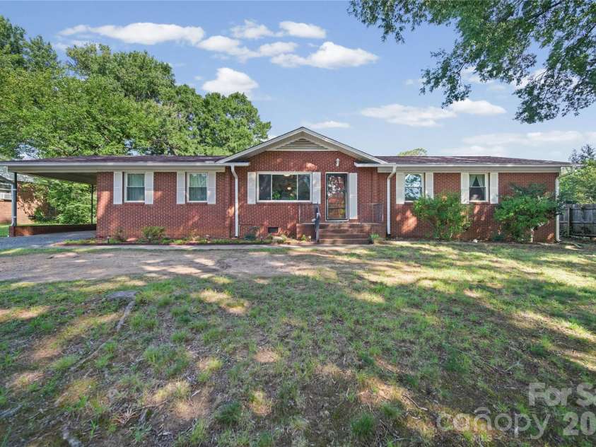 323 Meadowbrook Drive, Matthews, NC 28104.  MLS# CAR4403089, YatesRealty ID 38259. Exterior Home