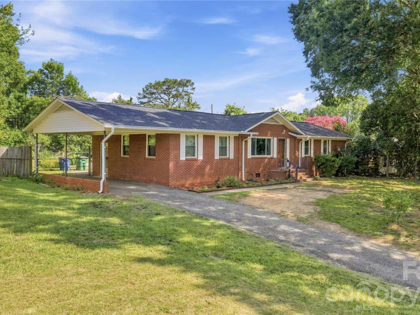 323 Meadowbrook Drive, Matthews, NC 28104.  MLS# CAR4403089, YatesRealty ID 38259. Front Exterior