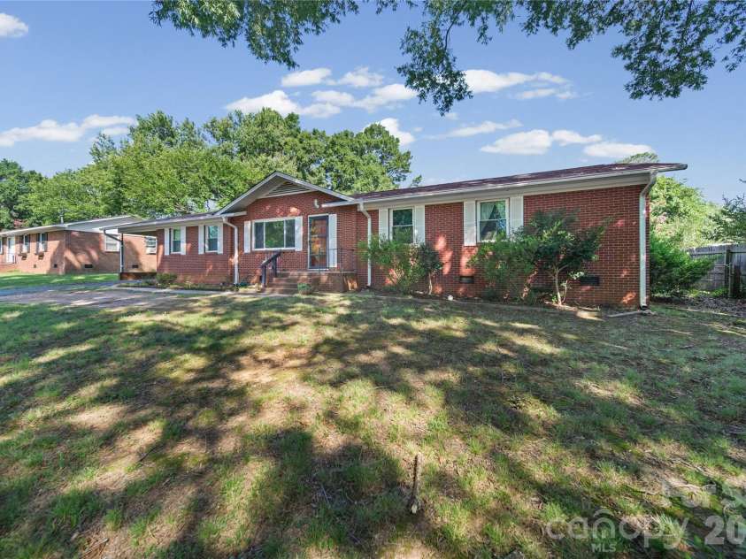 323 Meadowbrook Drive, Matthews, NC 28104.  MLS# CAR4403089, YatesRealty ID 38259. Front Exterior
