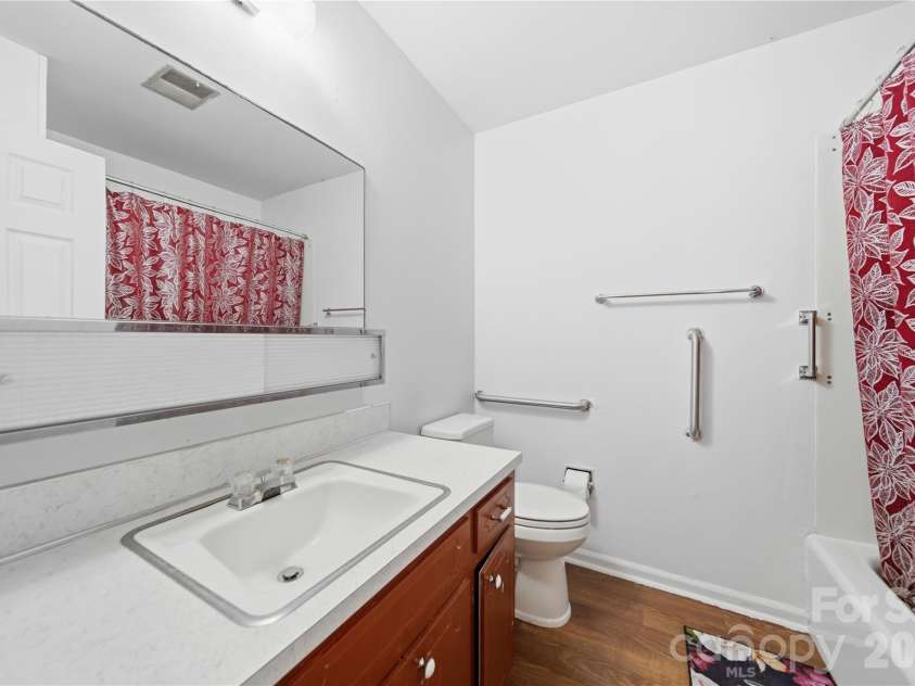 323 Meadowbrook Drive, Matthews, NC 28104.  MLS# CAR4403089, YatesRealty ID 38259. Guest Bathroom