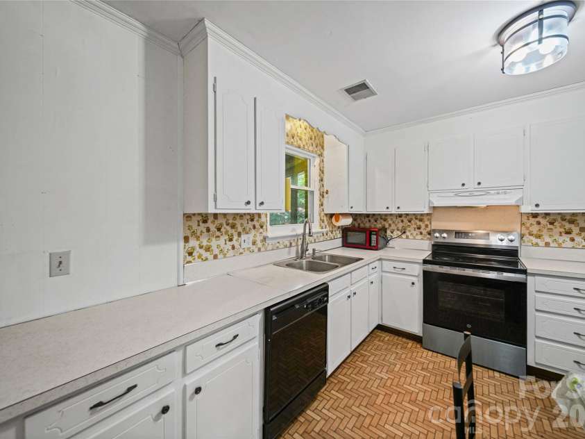 323 Meadowbrook Drive, Matthews, NC 28104.  MLS# CAR4403089, YatesRealty ID 38259. Kitchen