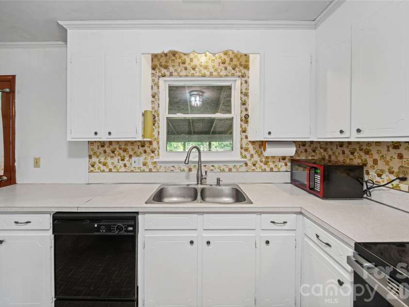 323 Meadowbrook Drive, Matthews, NC 28104.  MLS# CAR4403089, YatesRealty ID 38259. Kitchen