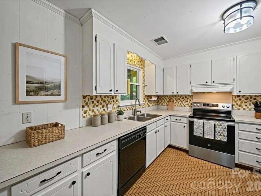 323 Meadowbrook Drive, Matthews, NC 28104.  MLS# CAR4403089, YatesRealty ID 38259. Kitchen(virtual staging)