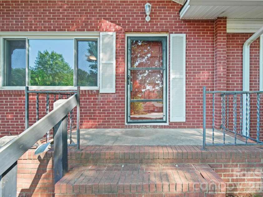 323 Meadowbrook Drive, Matthews, NC 28104.  MLS# CAR4403089, YatesRealty ID 38259. PORCH