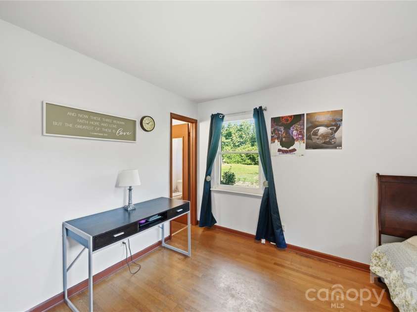 323 Meadowbrook Drive, Matthews, NC 28104.  MLS# CAR4403089, YatesRealty ID 38259. Primar Bed Room