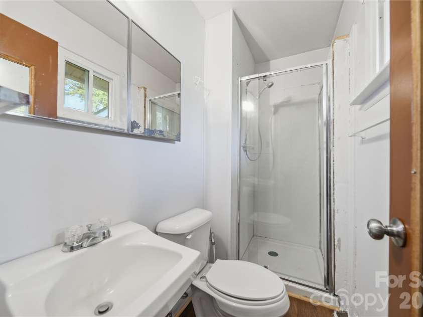 323 Meadowbrook Drive, Matthews, NC 28104.  MLS# CAR4403089, YatesRealty ID 38259. Primary bath