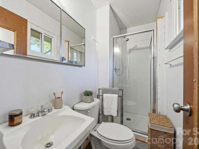 323 Meadowbrook Drive, Matthews, NC 28104.  MLS# CAR4403089, YatesRealty ID 38259. Primary Bath(Virtual Staging)