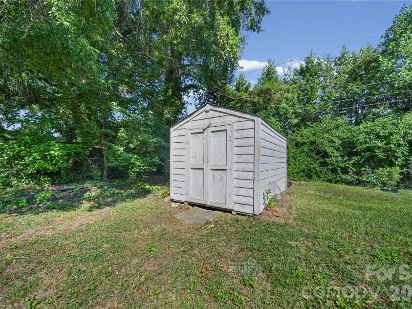 323 Meadowbrook Drive, Matthews, NC 28104.  MLS# CAR4403089, YatesRealty ID 38259. Shed