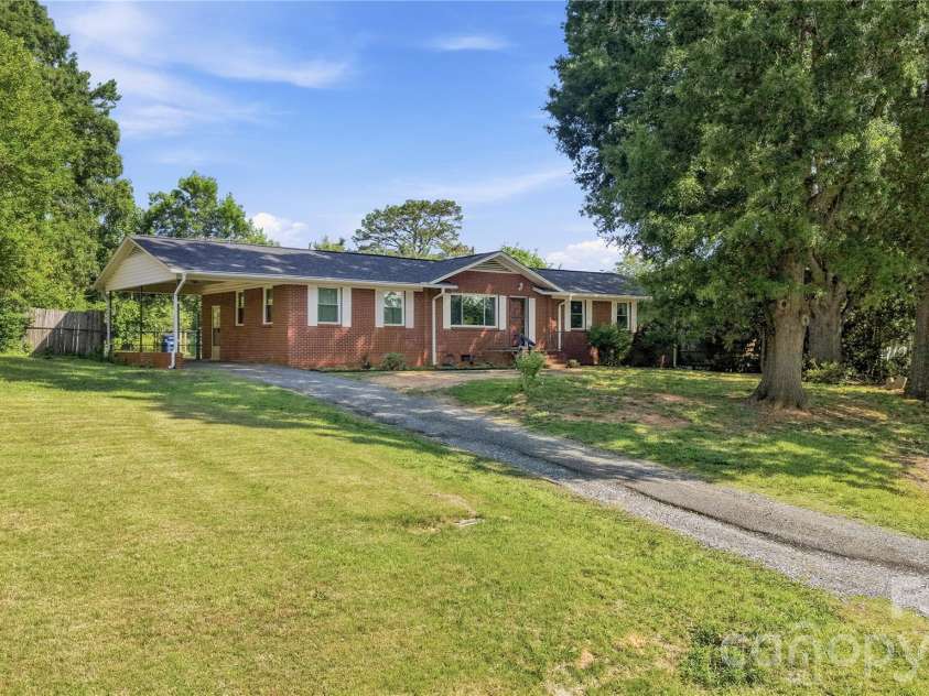 323 Meadowbrook Drive, Matthews, NC 28104.  MLS# CAR4403089, YatesRealty ID 38259. Welcome Home