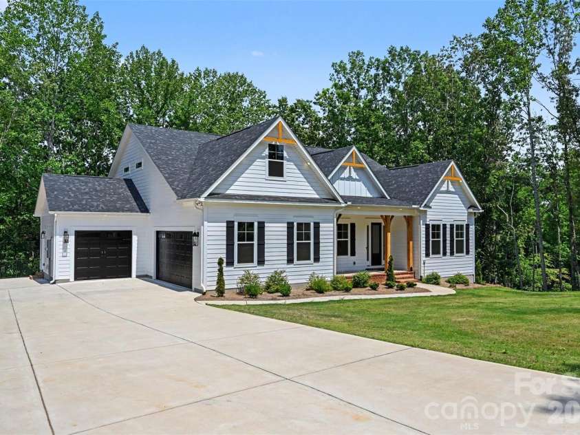 131 High Lake Drive, Statesville, NC 28677.  MLS# CAR4384337, YatesRealty ID 38262. 