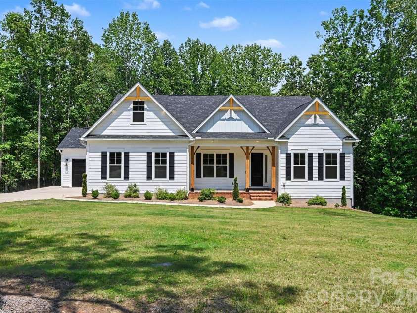 131 High Lake Drive, Statesville, NC 28677.  MLS# CAR4384337, YatesRealty ID 38262. 