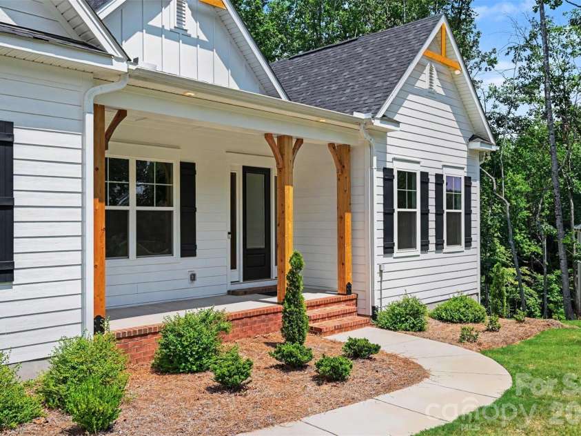 131 High Lake Drive, Statesville, NC 28677.  MLS# CAR4384337, YatesRealty ID 38262. 