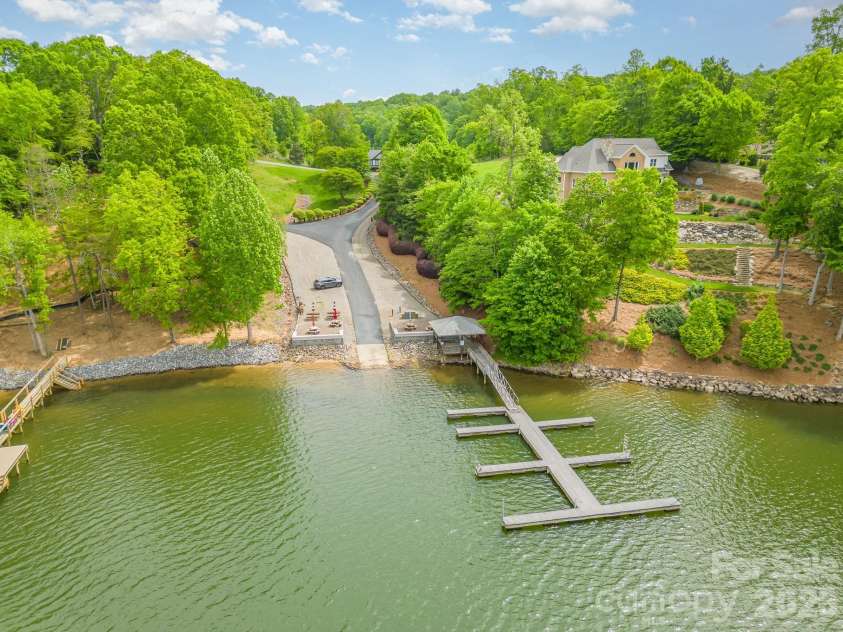 131 High Lake Drive, Statesville, NC 28677.  MLS# CAR4384337, YatesRealty ID 38262. 