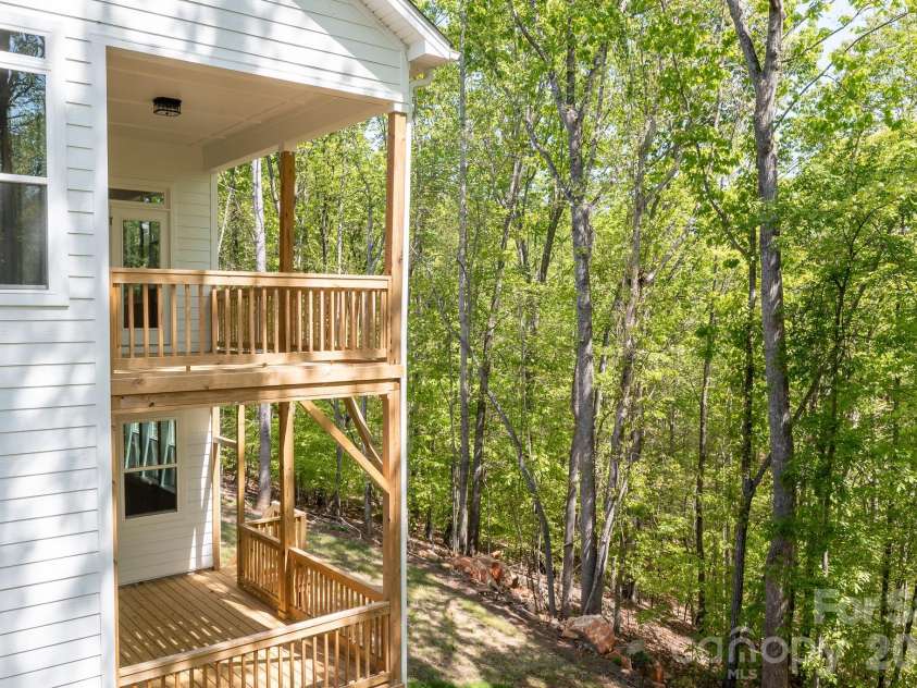 131 High Lake Drive, Statesville, NC 28677.  MLS# CAR4384337, YatesRealty ID 38262. 