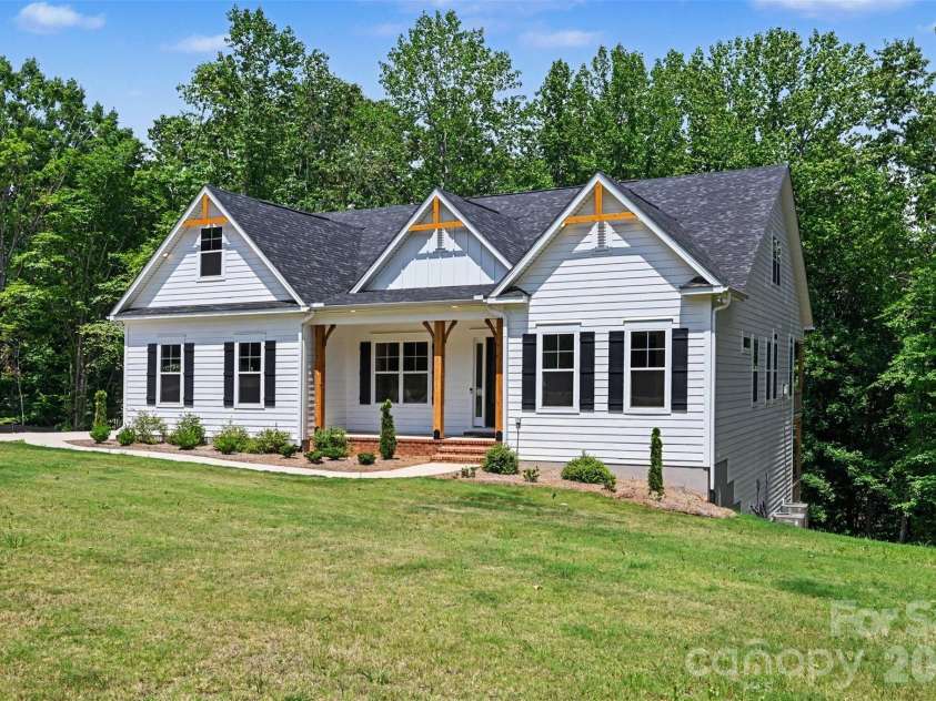 131 High Lake Drive, Statesville, NC 28677.  MLS# CAR4384337, YatesRealty ID 38262. 
