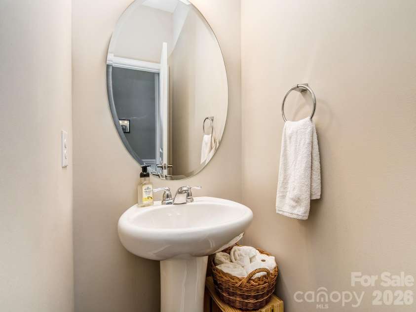 3831 Park South Station Boulevard, Charlotte, NC 28210.  MLS# CAR4398889, YatesRealty ID 38265. 