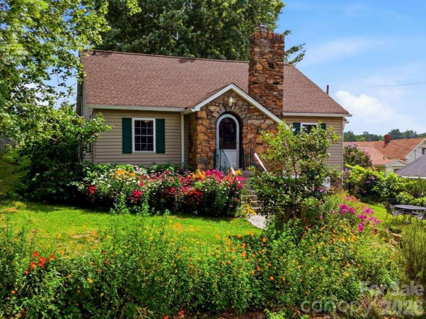 108 Patton Avenue, Canton, NC 28716.  MLS# CAR4400463, YatesRealty ID 38266. 