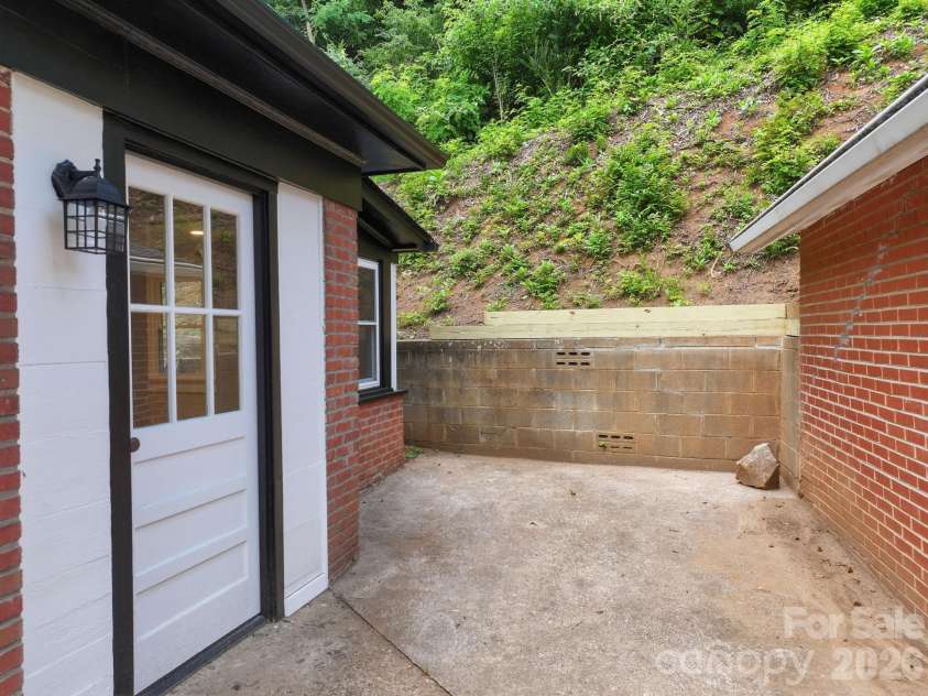 197 Academy Street, Canton, NC 28716.  MLS# CAR4403266, YatesRealty ID 38268. 