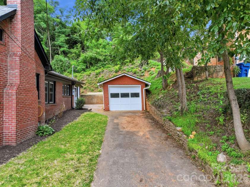 197 Academy Street, Canton, NC 28716.  MLS# CAR4403266, YatesRealty ID 38268. 