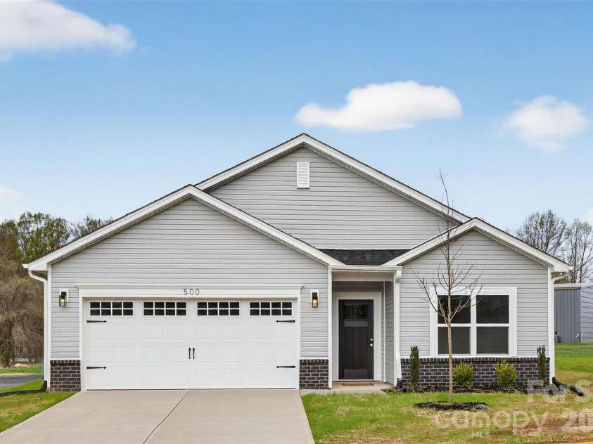 5014 Forestmont Drive, Matthews, NC 28105.  MLS# CAR4390333, YatesRealty ID 38270. Representative