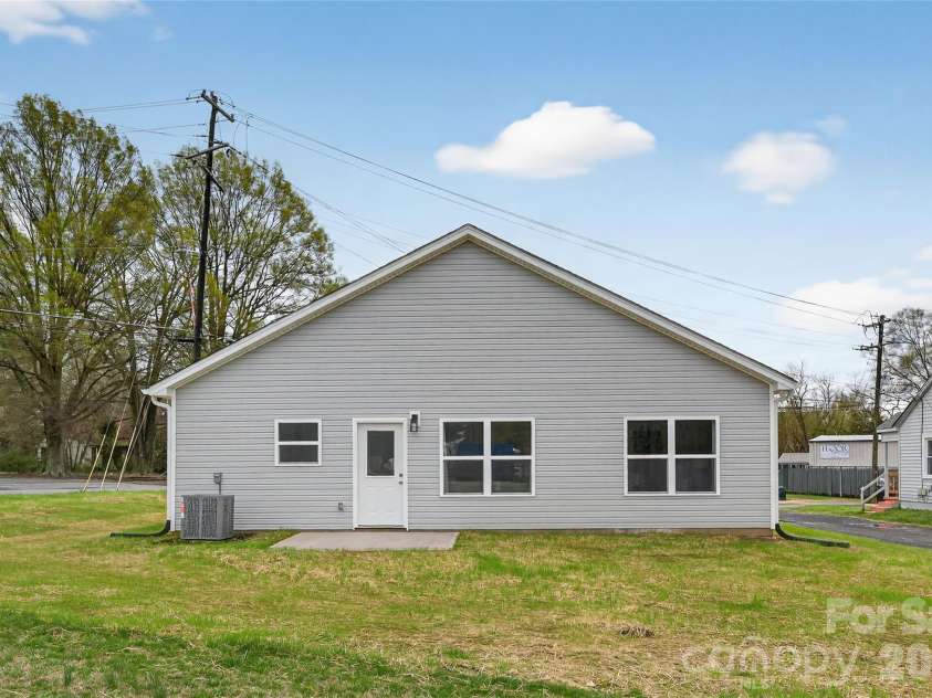 5014 Forestmont Drive, Matthews, NC 28105.  MLS# CAR4390333, YatesRealty ID 38270. Representative