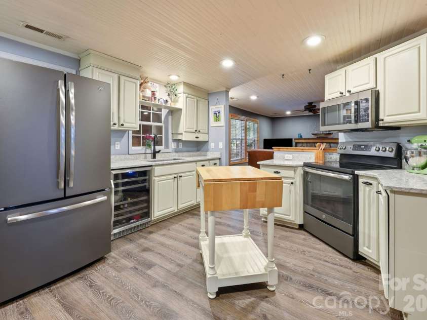 98 Secluded Cove, Waynesville, NC 28785.  MLS# CAR4401533, YatesRealty ID 38273. 