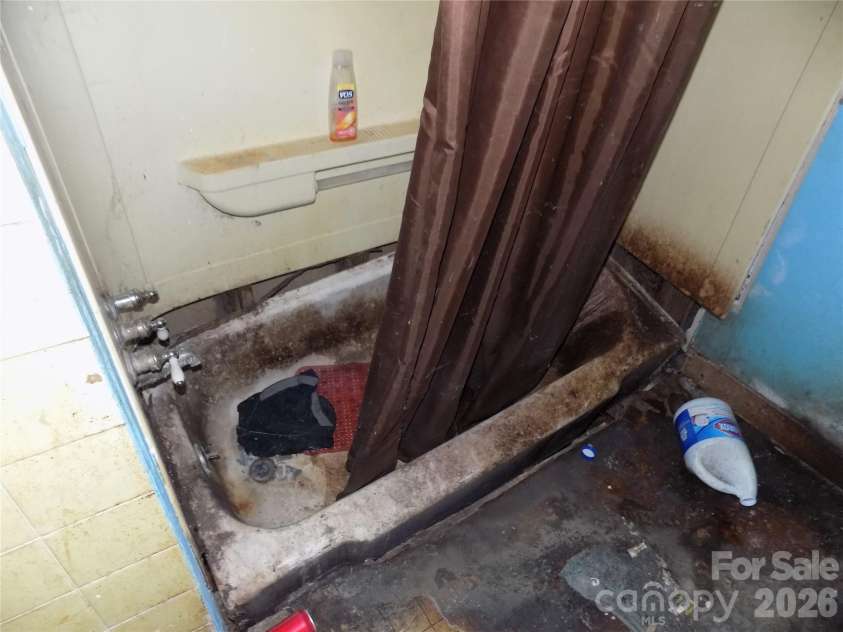 1013 Sixth Avenue, Gastonia, NC 28052.  MLS# CAR4403830, YatesRealty ID 38274. BATH TUB