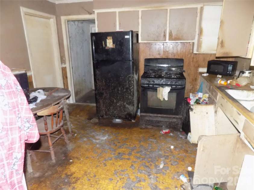 1013 Sixth Avenue, Gastonia, NC 28052.  MLS# CAR4403830, YatesRealty ID 38274. KITCHEN