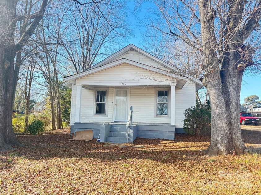 142 26th Street, Hickory, NC 28602.  MLS# CAR4242329, YatesRealty ID 3828. 