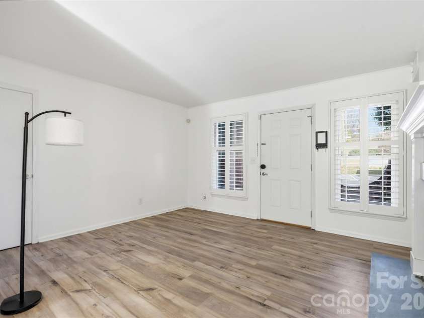 430 Queens Road, Charlotte, NC 28207.  MLS# CAR4340440, YatesRealty ID 3828. 