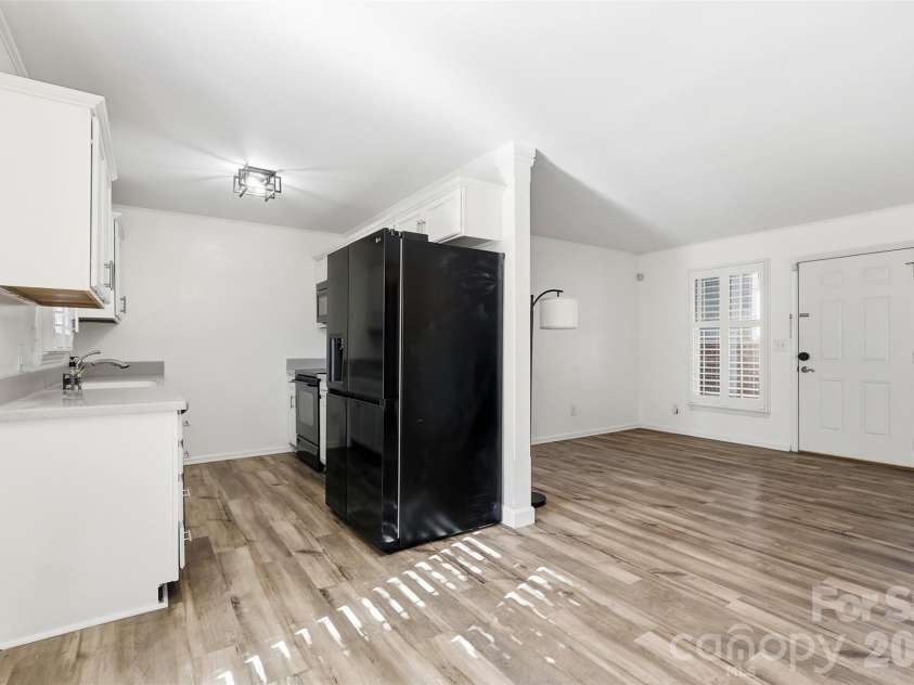 430 Queens Road, Charlotte, NC 28207.  MLS# CAR4340440, YatesRealty ID 3828. 