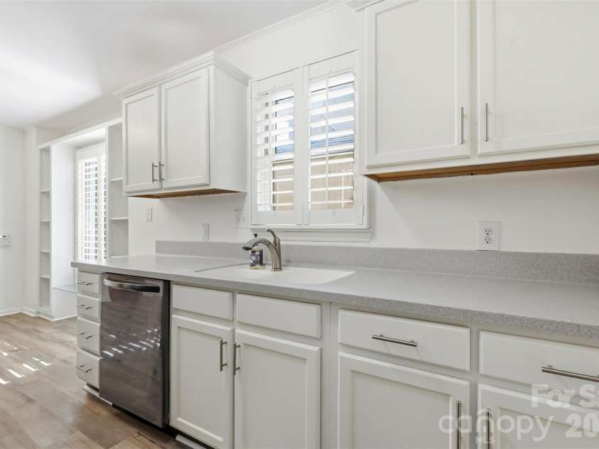 430 Queens Road, Charlotte, NC 28207.  MLS# CAR4340440, YatesRealty ID 3828. 