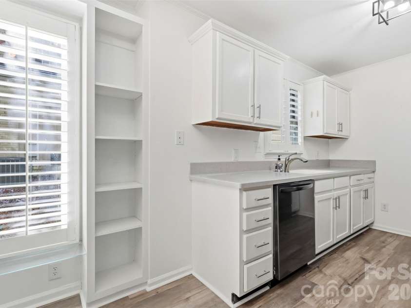 430 Queens Road, Charlotte, NC 28207.  MLS# CAR4340440, YatesRealty ID 3828. 