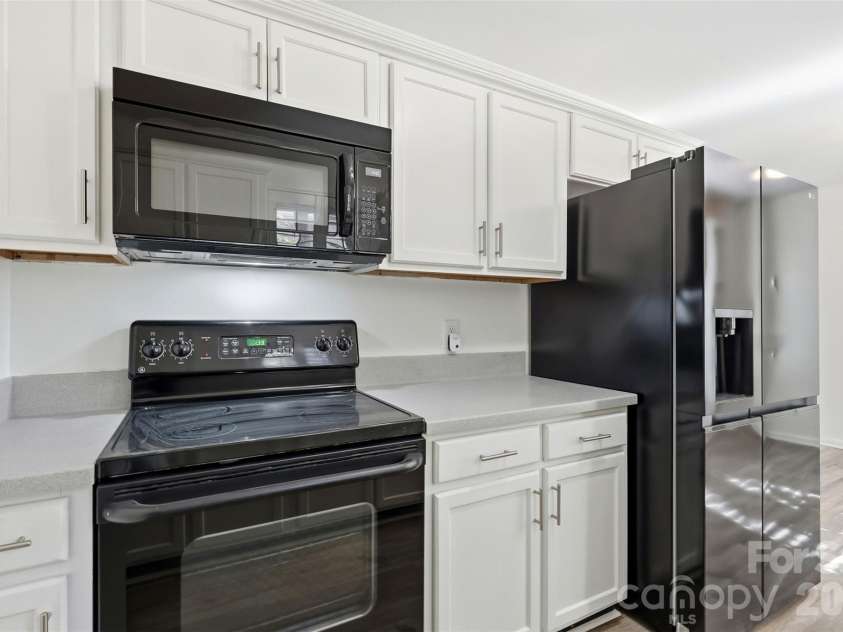 430 Queens Road, Charlotte, NC 28207.  MLS# CAR4340440, YatesRealty ID 3828. 