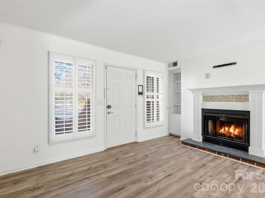 430 Queens Road, Charlotte, NC 28207.  MLS# CAR4340440, YatesRealty ID 3828. Cozy livingroom with fireplace.