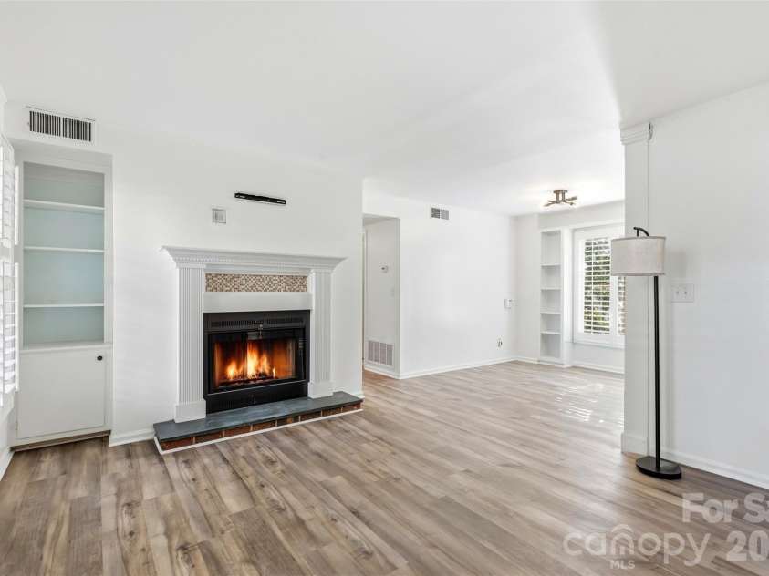 430 Queens Road, Charlotte, NC 28207.  MLS# CAR4340440, YatesRealty ID 3828. Cozy livingroom with fireplace.   