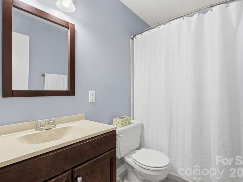 430 Queens Road, Charlotte, NC 28207.  MLS# CAR4340440, YatesRealty ID 3828. Full bath, hall access. 