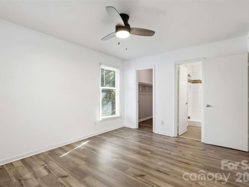 430 Queens Road, Charlotte, NC 28207.  MLS# CAR4340440, YatesRealty ID 3828. Primary suite with walk in closet and ensuite bath.