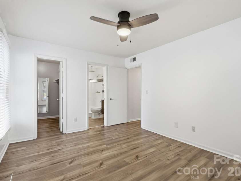 430 Queens Road, Charlotte, NC 28207.  MLS# CAR4340440, YatesRealty ID 3828. Primary suite with walk in closet and ensuite bath.