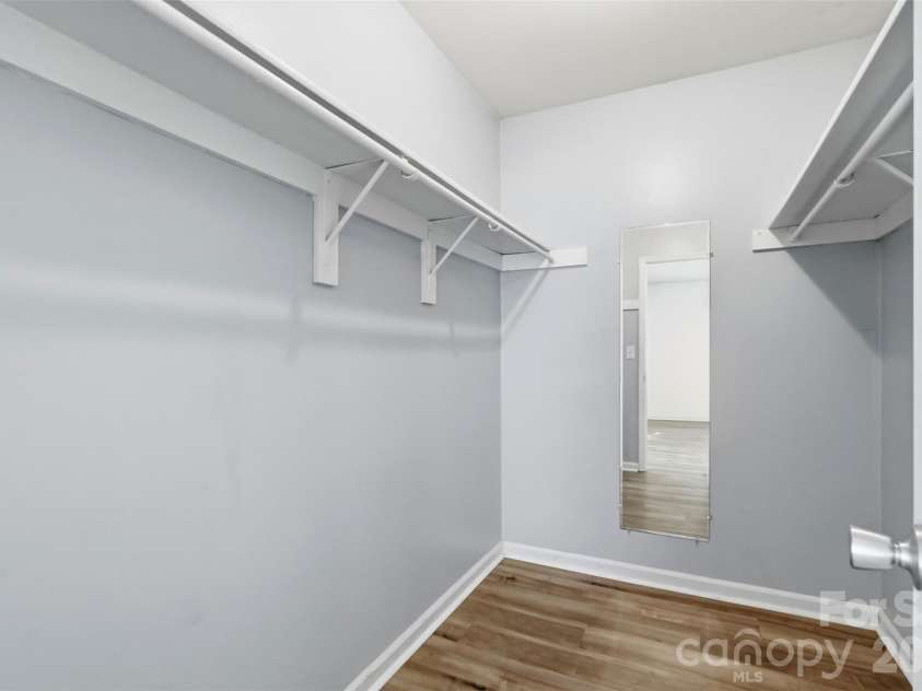 430 Queens Road, Charlotte, NC 28207.  MLS# CAR4340440, YatesRealty ID 3828. Primary walk in closet.