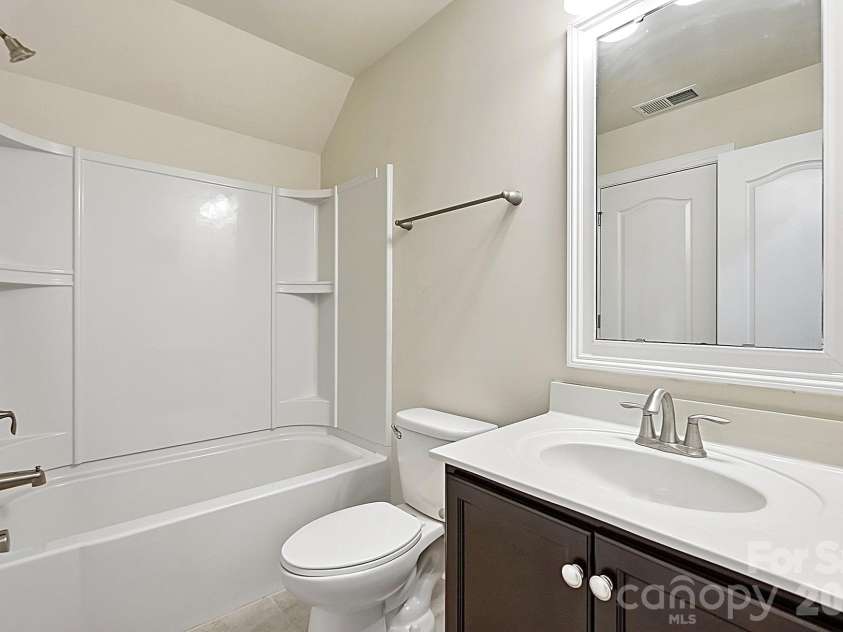 2017 Topaz Plaza, Davidson, NC 28036.  MLS# CAR4404938, YatesRealty ID 38280. Bathroom