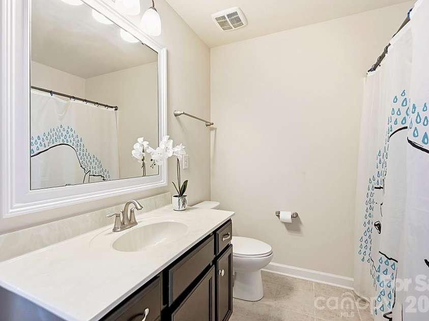 2017 Topaz Plaza, Davidson, NC 28036.  MLS# CAR4404938, YatesRealty ID 38280. Bathroom - Jack & Jill