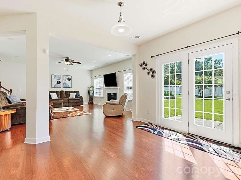 2017 Topaz Plaza, Davidson, NC 28036.  MLS# CAR4404938, YatesRealty ID 38280. Beautiful Interior