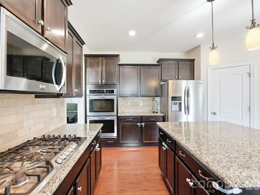 2017 Topaz Plaza, Davidson, NC 28036.  MLS# CAR4404938, YatesRealty ID 38280. Kitchen