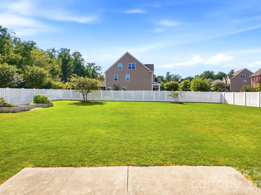 2017 Topaz Plaza, Davidson, NC 28036.  MLS# CAR4404938, YatesRealty ID 38280. Large Flat Yard