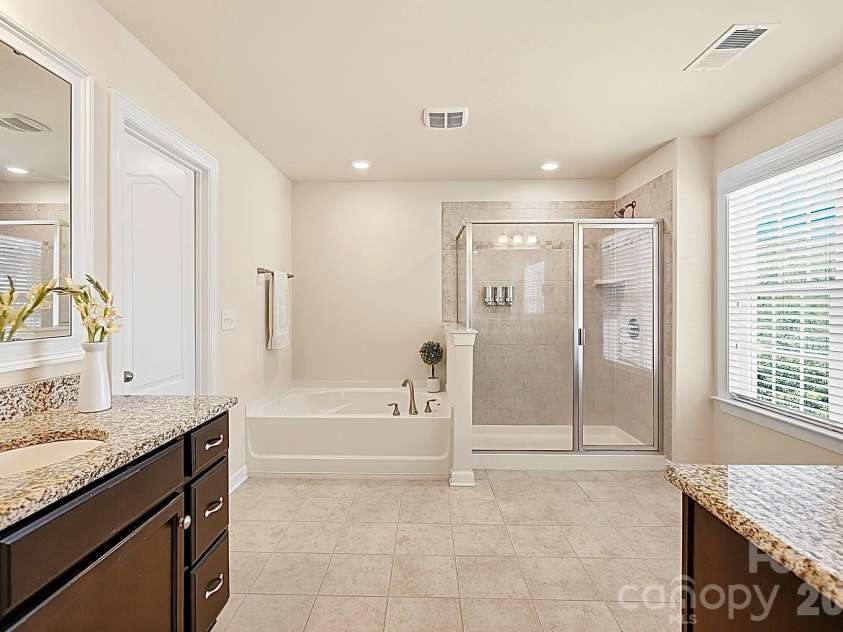 2017 Topaz Plaza, Davidson, NC 28036.  MLS# CAR4404938, YatesRealty ID 38280. Primary Suite - Bathroom