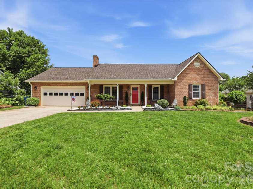 4 Fox Ridge Drive, Granite Falls, NC 28630.  MLS# CAR4387369, YatesRealty ID 38283. 